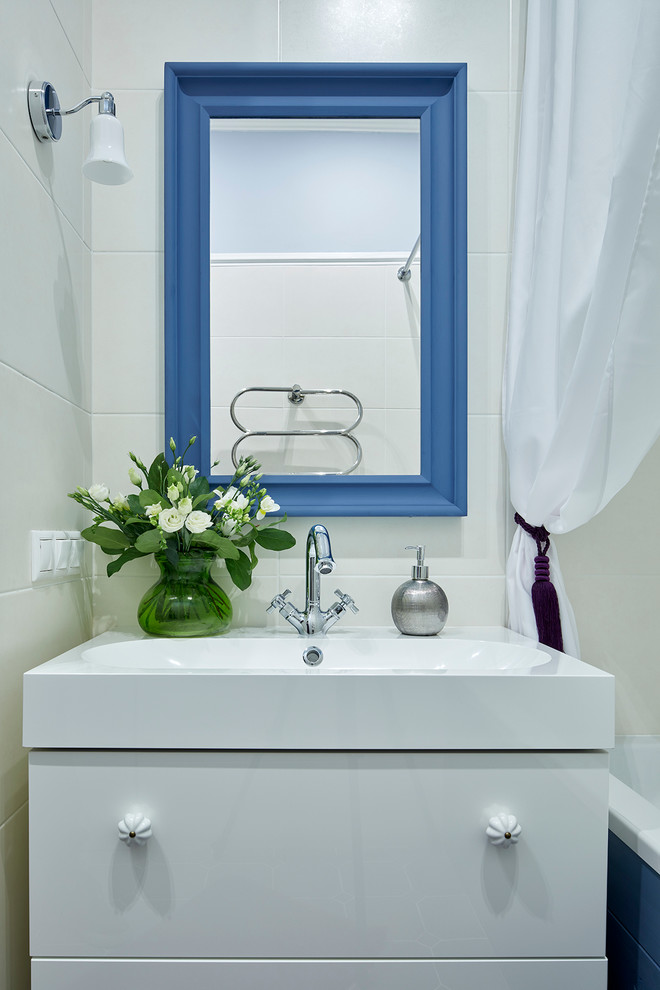 Ispirazione per una piccola stanza da bagno nordica con piastrelle bianche e lavabo integrato