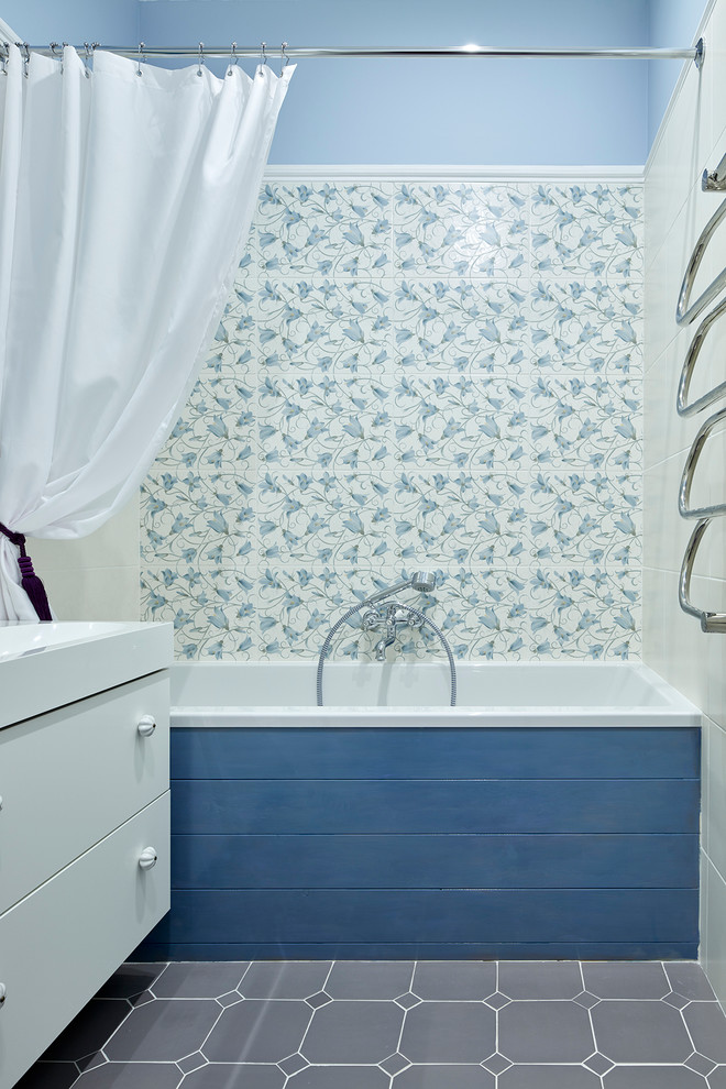 Свежая идея для дизайна: главная ванная комната в классическом стиле с плоскими фасадами, белыми фасадами, ванной в нише, душем над ванной, разноцветной плиткой, синими стенами, монолитной раковиной, шторкой для ванной и фартуком - отличное фото интерьера