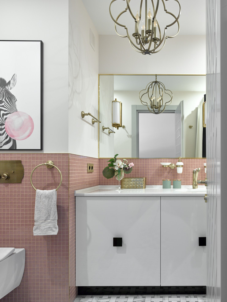 Пример оригинального дизайна: ванная комната в стиле неоклассика (современная классика) с плоскими фасадами, белыми фасадами, инсталляцией, розовой плиткой, плиткой мозаикой, белыми стенами, серым полом и белой столешницей