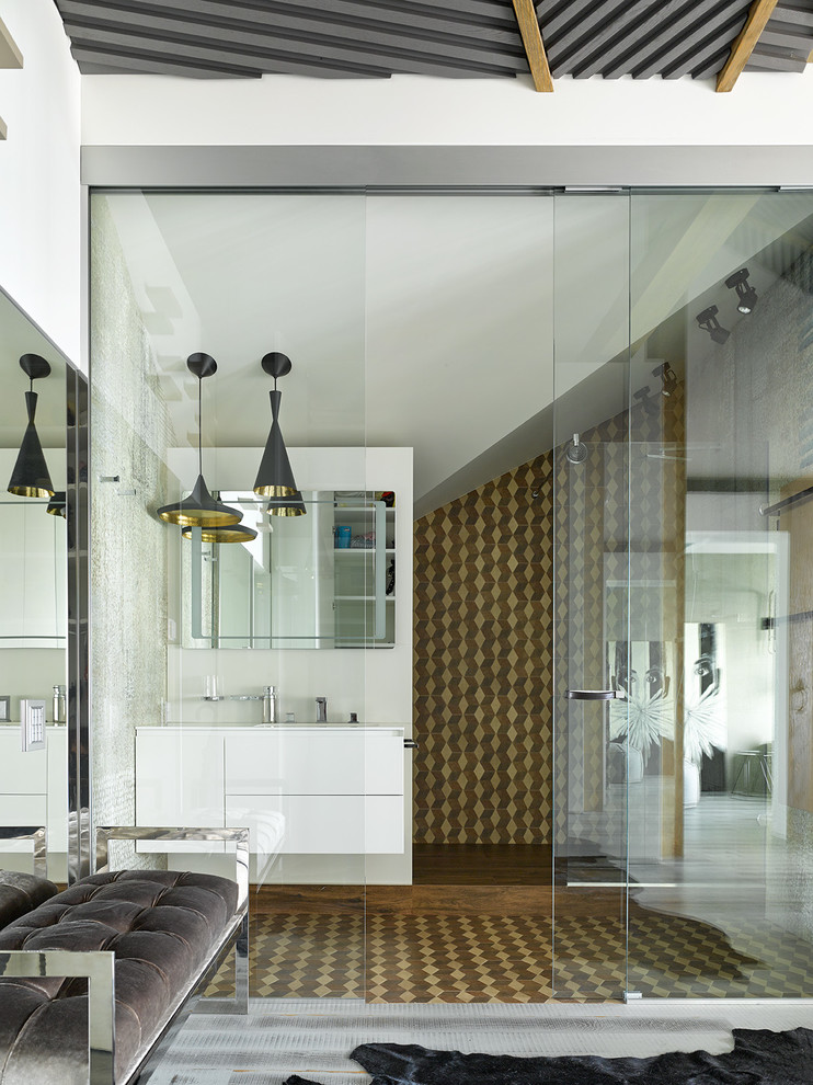 На фото: ванная комната в современном стиле с плоскими фасадами, белыми фасадами, коричневой плиткой и душем с раздвижными дверями