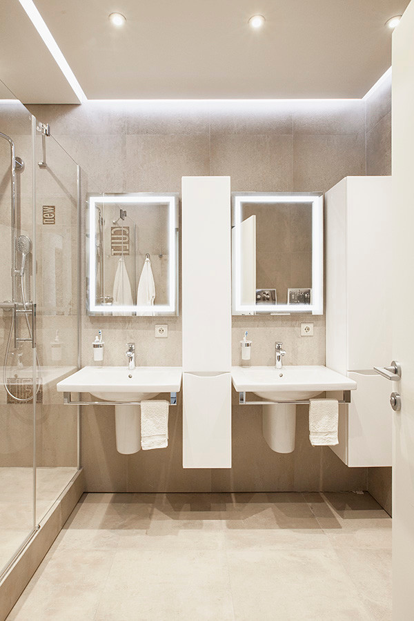 На фото: ванная комната в современном стиле с двойным душем и бежевой плиткой