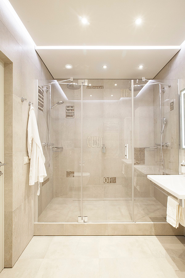 Пример оригинального дизайна: ванная комната в современном стиле с двойным душем и бежевой плиткой