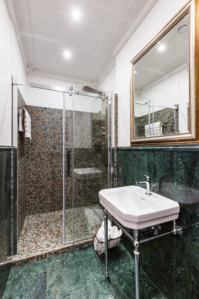 Стильный дизайн: ванная комната в современном стиле с зеленой плиткой, коричневой плиткой, душевой кабиной, консольной раковиной и зеленым полом - последний тренд