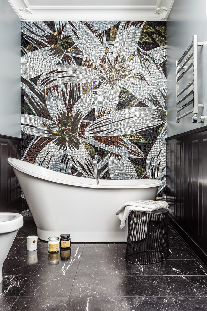 Стильный дизайн: главная ванная комната в современном стиле с отдельно стоящей ванной, разноцветной плиткой и черным полом - последний тренд