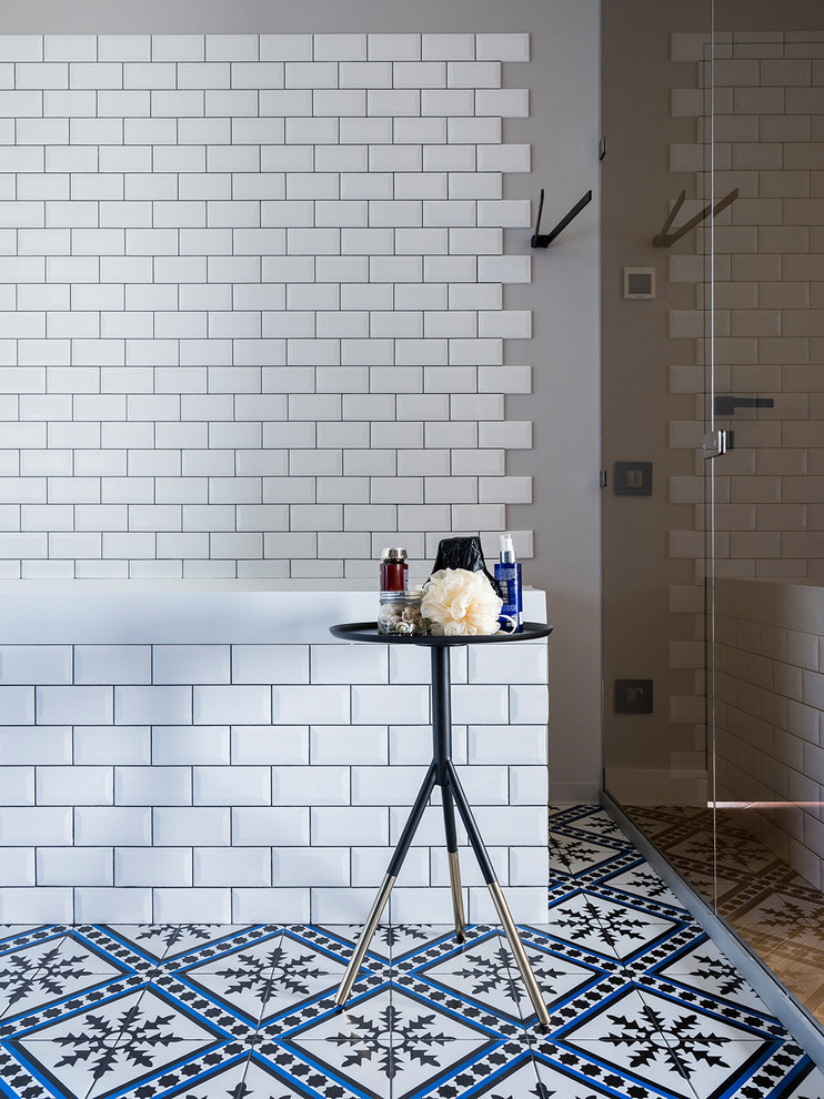 Идея дизайна: главная ванная комната в современном стиле с белой плиткой, плиткой кабанчик, серыми стенами и разноцветным полом
