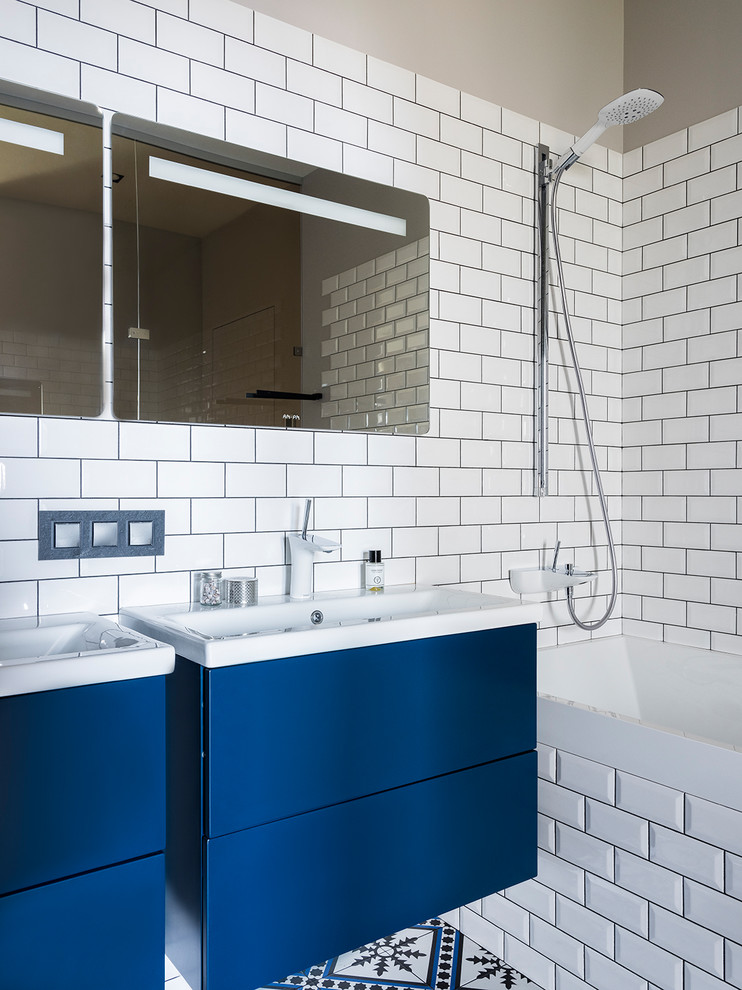 Свежая идея для дизайна: главная ванная комната в современном стиле с плоскими фасадами, синими фасадами, белой плиткой, плиткой кабанчик, серыми стенами и накладной раковиной - отличное фото интерьера