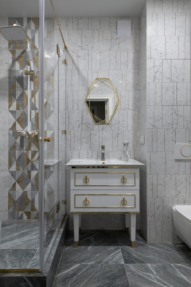 Идея дизайна: ванная комната в стиле неоклассика (современная классика) с плоскими фасадами, белыми фасадами, угловым душем, инсталляцией, бежевой плиткой, белой плиткой, серой плиткой, душевой кабиной и серым полом