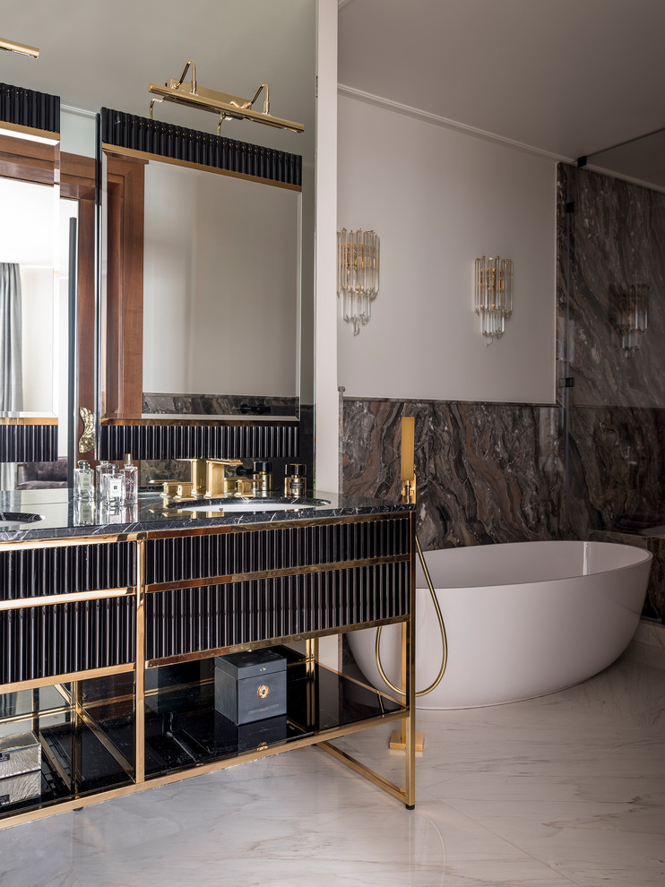Идея дизайна: главная ванная комната в современном стиле с черными фасадами, отдельно стоящей ванной, белыми стенами, врезной раковиной, белым полом и черной столешницей