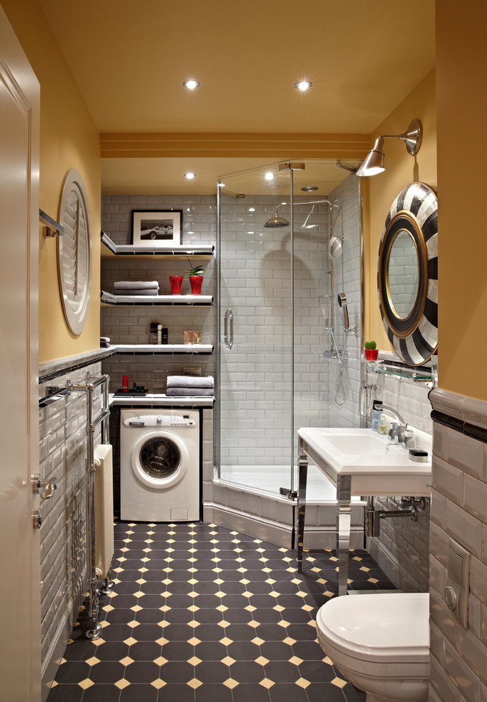 Exempel på ett modernt badrum med dusch, med öppna hyllor, en hörndusch, vit kakel, tunnelbanekakel, gula väggar, ett konsol handfat och dusch med gångjärnsdörr