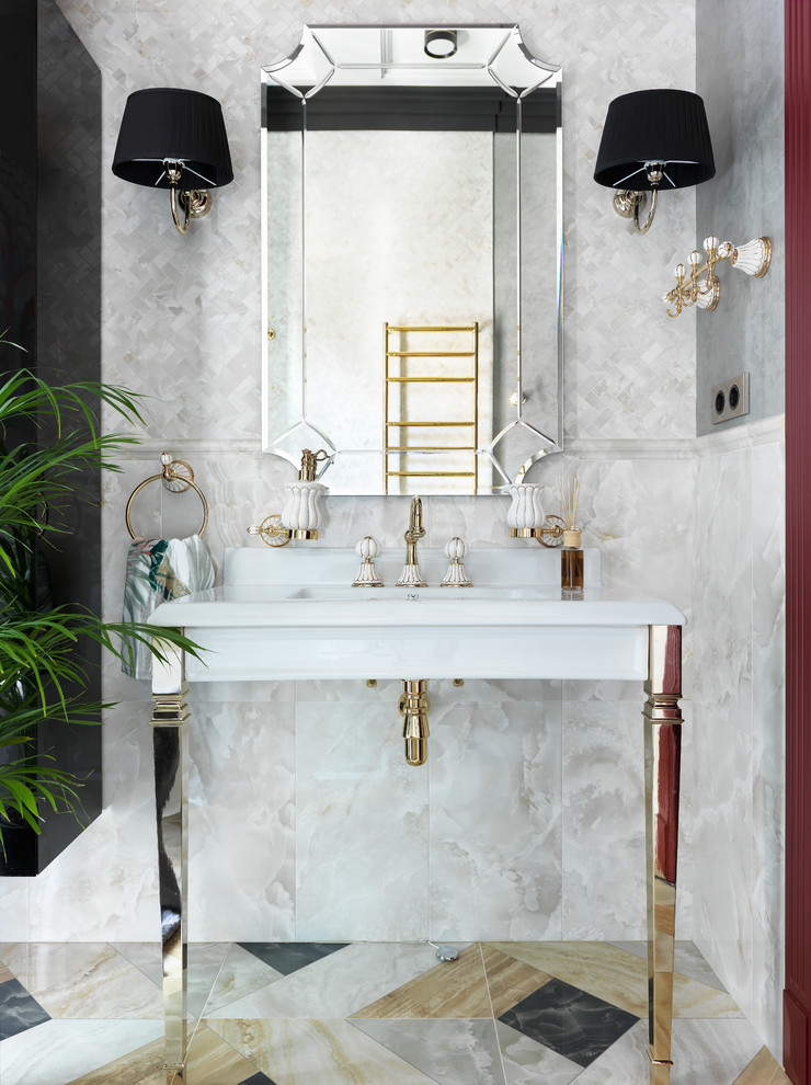 Источник вдохновения для домашнего уюта: ванная комната в классическом стиле с консольной раковиной, разноцветным полом, белой плиткой, белыми стенами и зеркалом с подсветкой