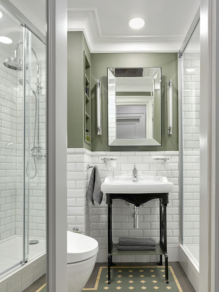 Diseño de cuarto de baño clásico renovado pequeño con armarios abiertos, ducha empotrada, baldosas y/o azulejos blancos, baldosas y/o azulejos de cemento, paredes verdes, aseo y ducha, lavabo tipo consola, suelo verde, ducha con puerta corredera y espejo con luz