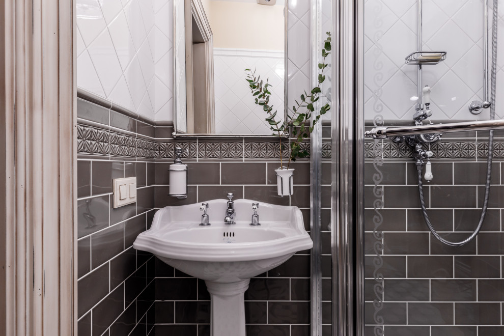 Kleines Klassisches Badezimmer mit Keramikfliesen, Sockelwaschbecken, grauen Fliesen, beiger Wandfarbe und Einzelwaschbecken in Sonstige
