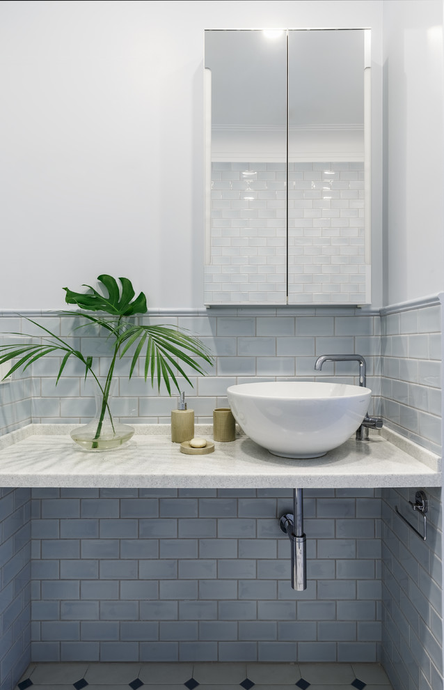 Свежая идея для дизайна: ванная комната в стиле неоклассика (современная классика) с настольной раковиной, белым полом и белой столешницей - отличное фото интерьера