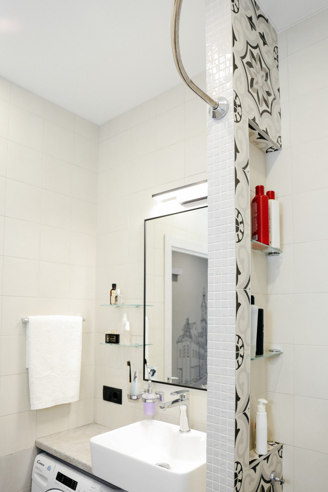 Exemple d'une petite salle d'eau tendance avec une douche ouverte, WC suspendus, un carrelage gris, des carreaux de céramique, un mur gris, un sol en carrelage de porcelaine, une vasque, un sol multicolore, une cabine de douche avec un rideau, un plan de toilette gris, buanderie et meuble simple vasque.