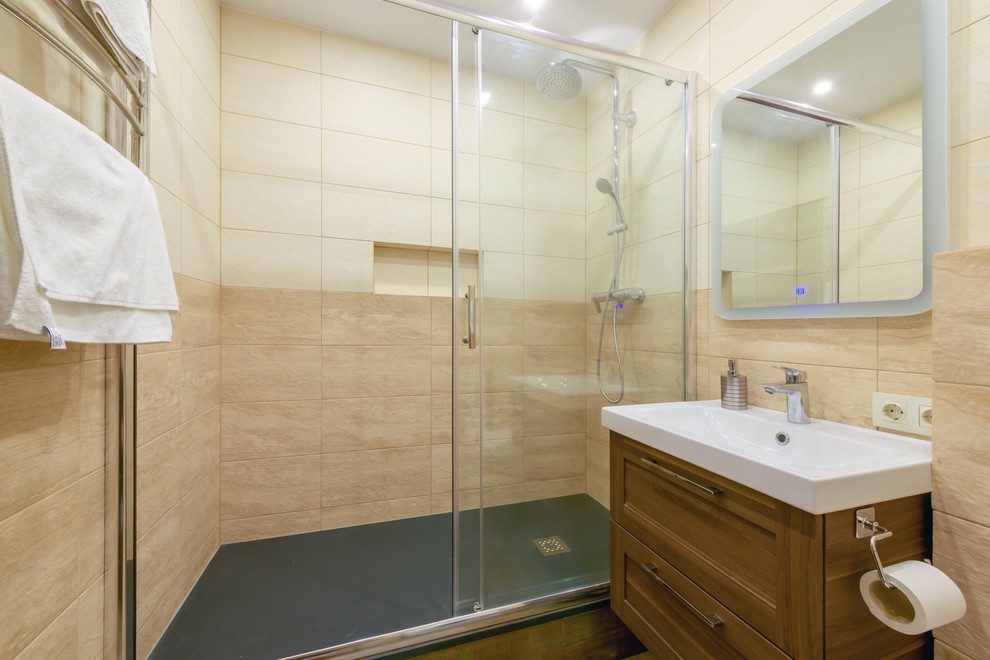 Aménagement d'une salle d'eau contemporaine en bois brun avec un placard à porte affleurante, WC suspendus, un carrelage beige, un mur beige, un sol en carrelage de porcelaine, un sol marron et une cabine de douche à porte coulissante.