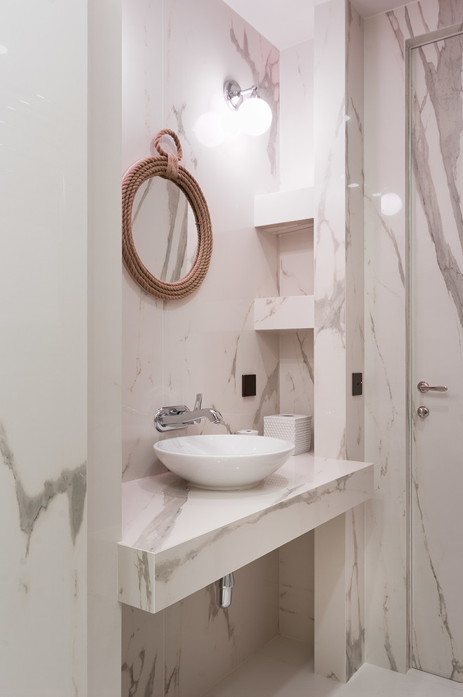 Modelo de cuarto de baño actual con lavabo sobreencimera, paredes blancas y espejo con luz