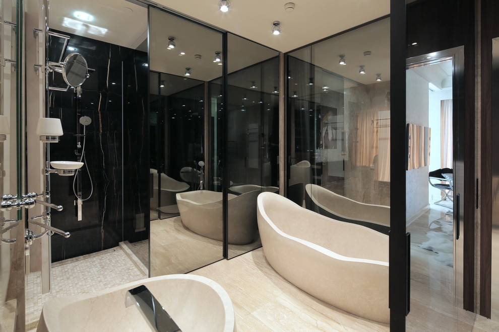 Стильный дизайн: ванная комната в современном стиле с отдельно стоящей ванной и душем в нише - последний тренд