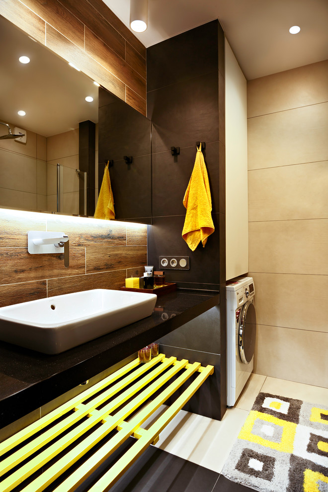 Свежая идея для дизайна: ванная комната в современном стиле с открытыми фасадами, бежевой плиткой, коричневой плиткой, душевой кабиной и настольной раковиной - отличное фото интерьера