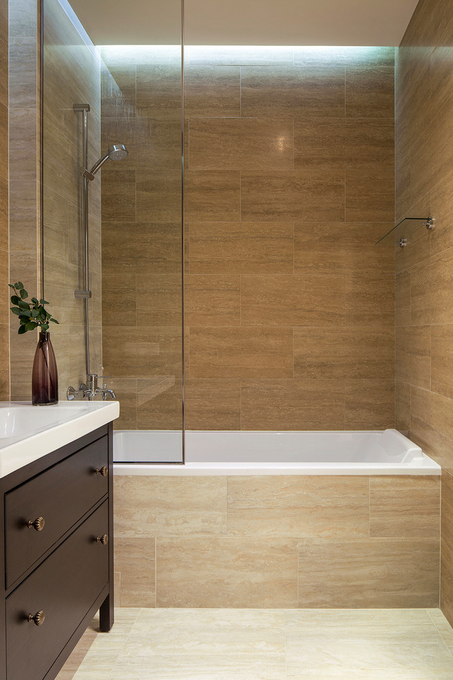 Идея дизайна: ванная комната в современном стиле с ванной в нише, душем над ванной и монолитной раковиной