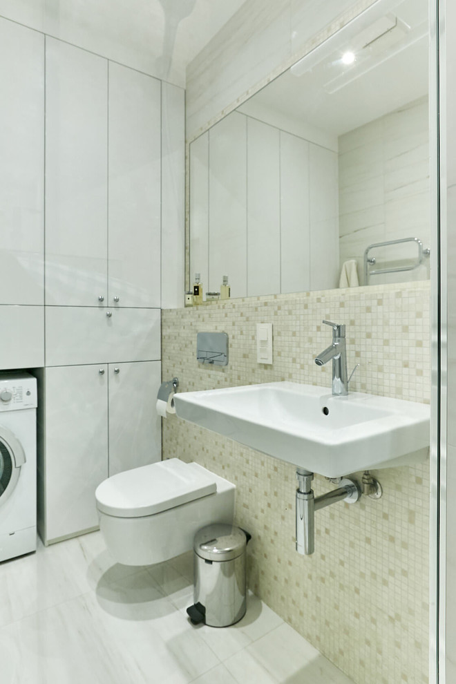 Idee per una piccola stanza da bagno contemporanea con WC sospeso, piastrelle beige, piastrelle a mosaico, pareti beige, lavabo sospeso e pavimento beige