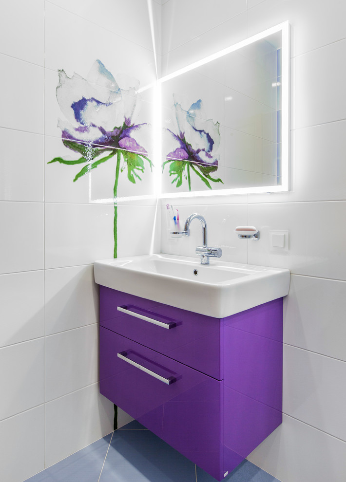 Modernes Badezimmer mit flächenbündigen Schrankfronten, lila Schränken und weißen Fliesen in Moskau