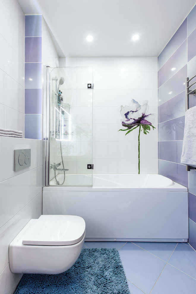 Стильный дизайн: главная ванная комната в современном стиле с ванной в нише, инсталляцией и фиолетовым полом - последний тренд