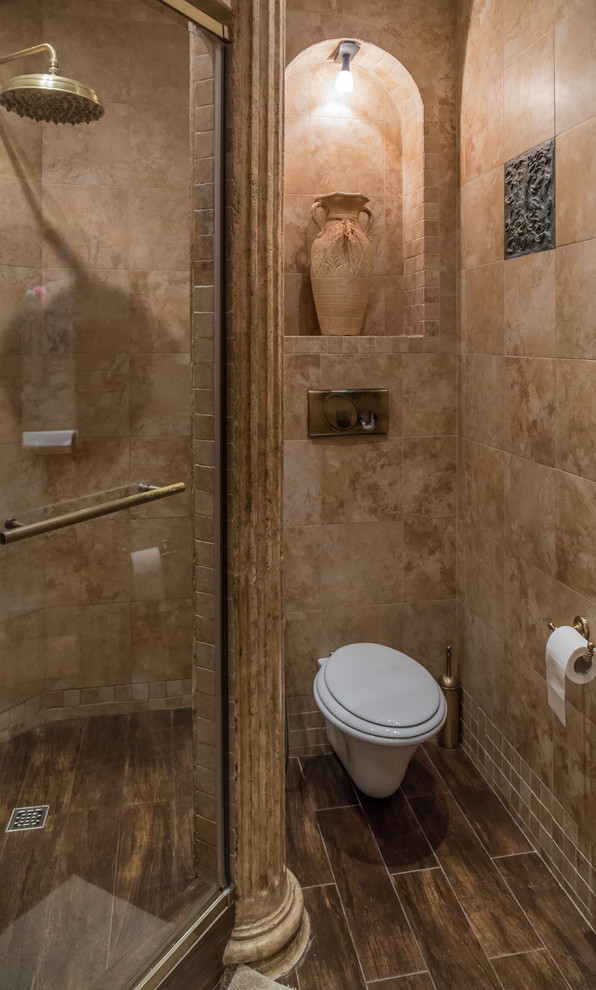 Ispirazione per una stanza da bagno con doccia mediterranea con doccia alcova, WC sospeso e piastrelle marroni