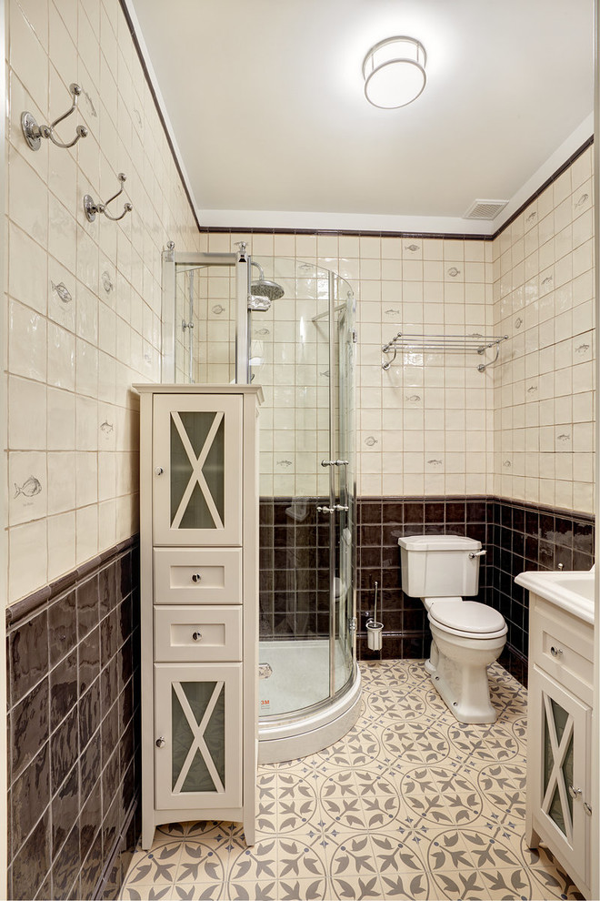Idéer för att renovera ett vintage badrum med dusch, med luckor med glaspanel, vita skåp, en hörndusch, en toalettstol med separat cisternkåpa, beige kakel, brun kakel, ett integrerad handfat och dusch med skjutdörr