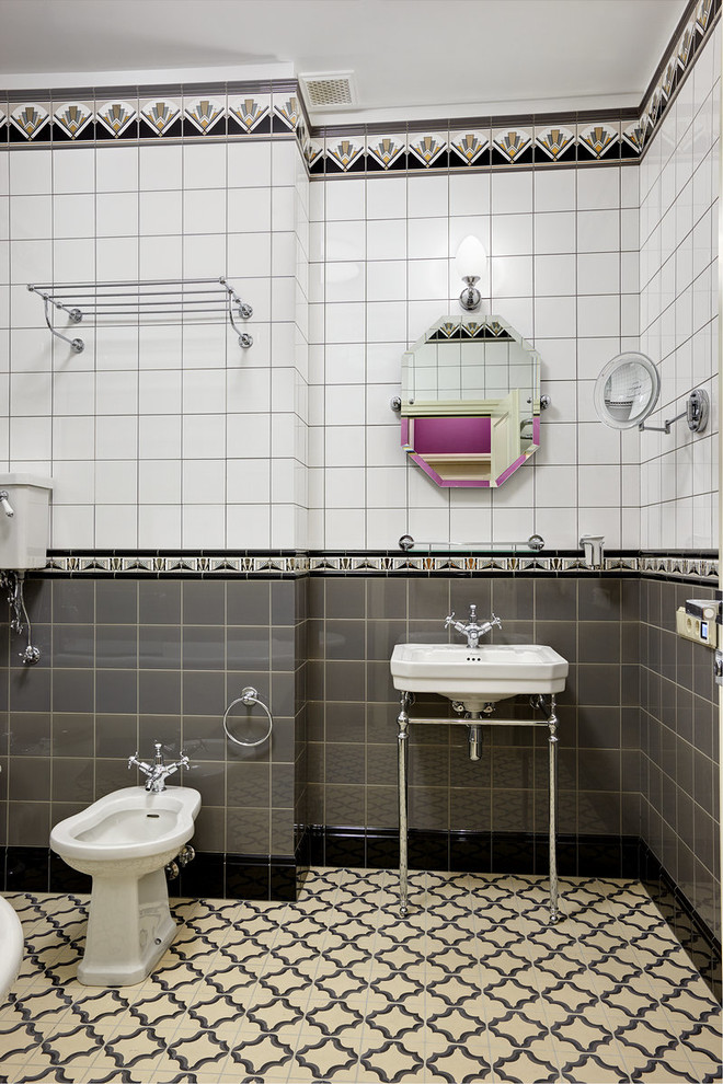 Imagen de cuarto de baño principal tradicional con bidé, lavabo tipo consola, baldosas y/o azulejos blancos y baldosas y/o azulejos grises