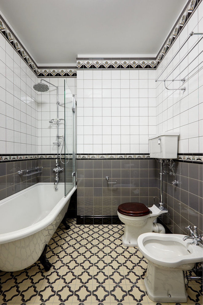 Idee per una stanza da bagno padronale classica con vasca con piedi a zampa di leone, WC a due pezzi, piastrelle bianche, piastrelle grigie e doccia aperta