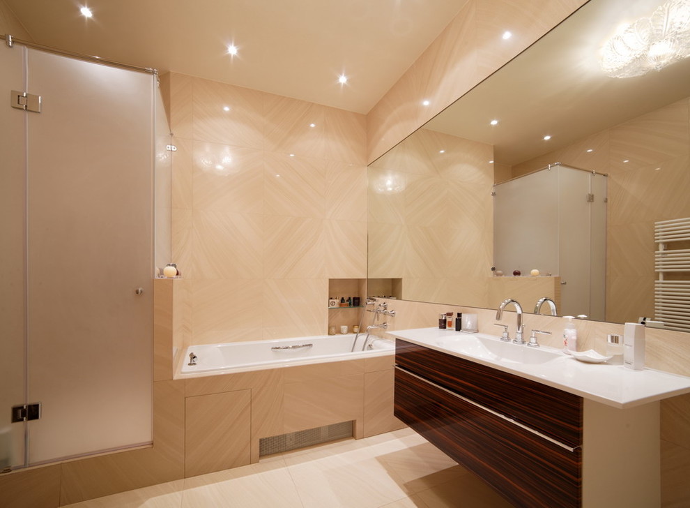 Immagine di una stanza da bagno padronale minimal con ante lisce, ante in legno bruno, vasca ad alcova, doccia alcova, piastrelle beige e lavabo integrato