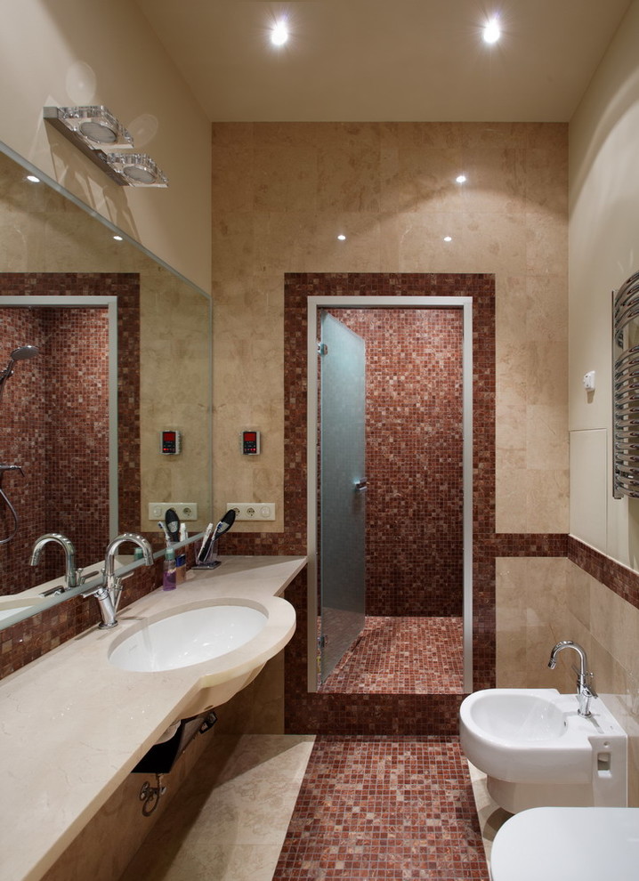 Источник вдохновения для домашнего уюта: ванная комната в современном стиле с душем в нише, биде, бежевой плиткой, коричневой плиткой, плиткой мозаикой, душевой кабиной, врезной раковиной и душем с распашными дверями