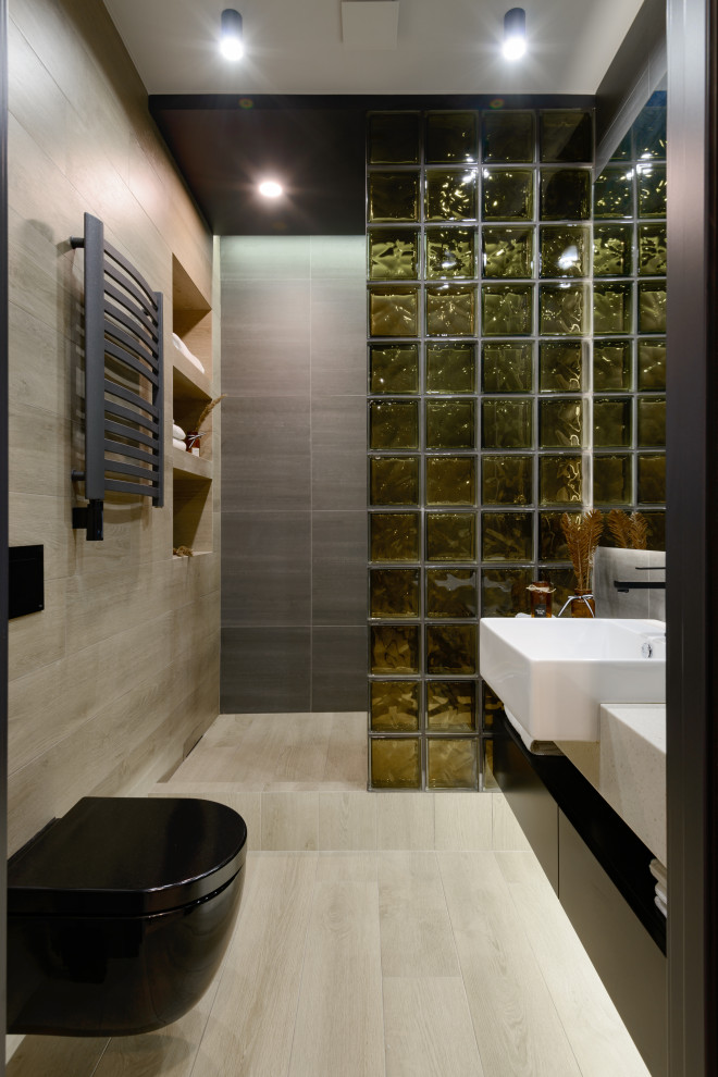 Свежая идея для дизайна: ванная комната среднего размера в современном стиле с плоскими фасадами, черными фасадами, душем в нише, инсталляцией, серой плиткой, керамогранитной плиткой, серыми стенами, полом из керамогранита, душевой кабиной, накладной раковиной, столешницей из искусственного камня, открытым душем и белой столешницей - отличное фото интерьера