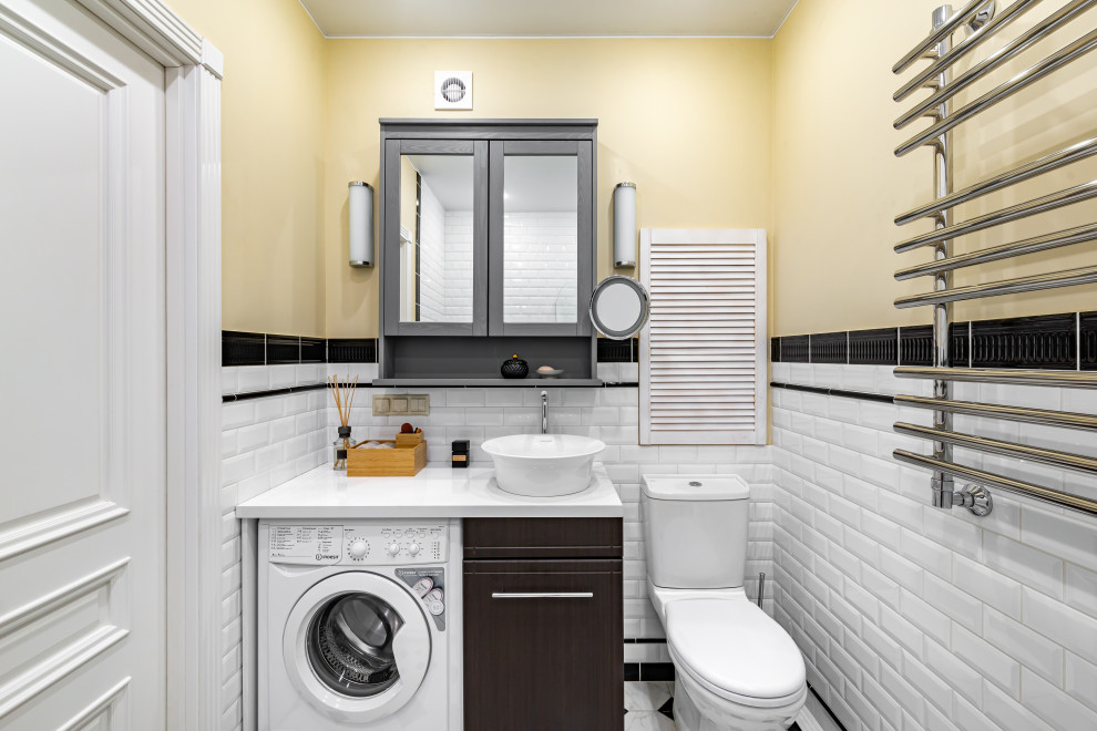 Idéer för att renovera ett litet vintage vit vitt badrum, med släta luckor, skåp i mörkt trä, vit kakel, tunnelbanekakel, gula väggar, ett fristående handfat och flerfärgat golv