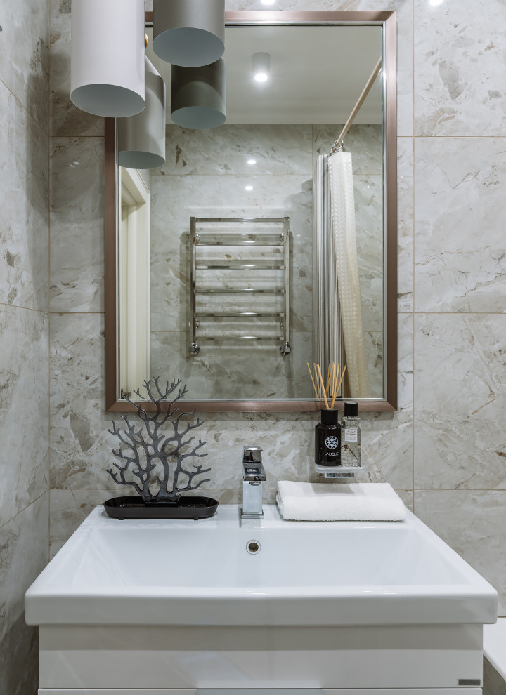 Idéer för att renovera ett litet vintage vit vitt badrum med dusch, med luckor med profilerade fronter, vita skåp, ett platsbyggt badkar, beige kakel, keramikplattor, beige väggar, klinkergolv i keramik, ett undermonterad handfat, beiget golv och dusch med duschdraperi