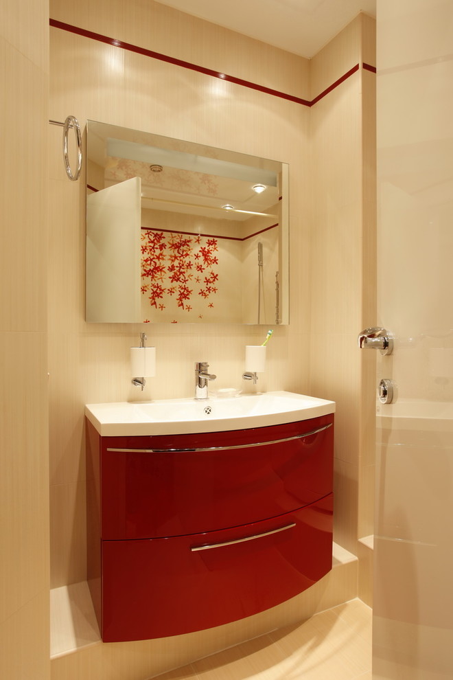 Стильный дизайн: главная ванная комната среднего размера в современном стиле с плоскими фасадами, красными фасадами, бежевой плиткой, керамической плиткой, бежевыми стенами, полом из керамогранита, подвесной раковиной, бежевым полом и белой столешницей - последний тренд