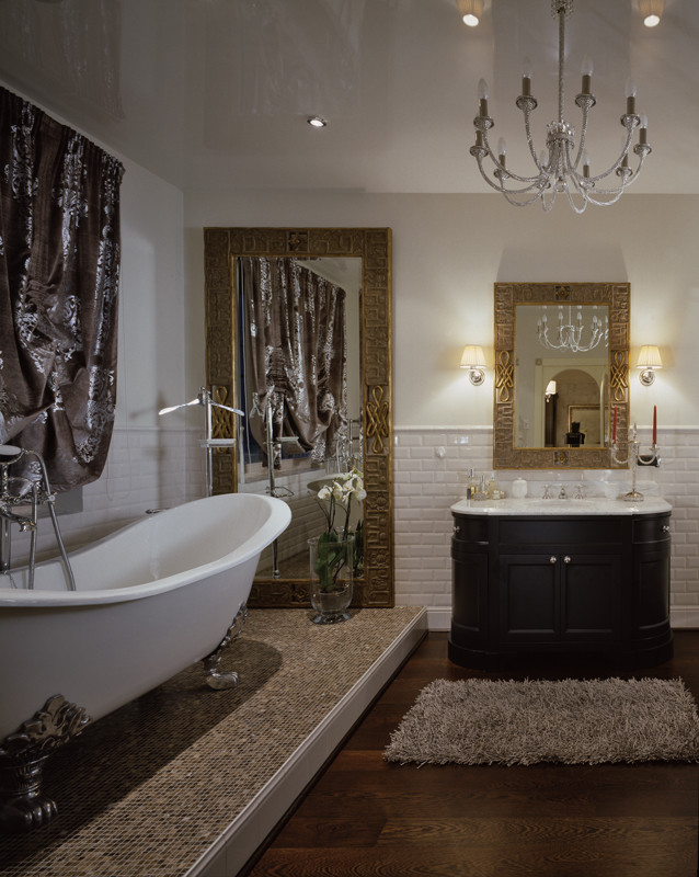 Idée de décoration pour une salle de bain principale tradition avec une baignoire sur pieds et un mur blanc.
