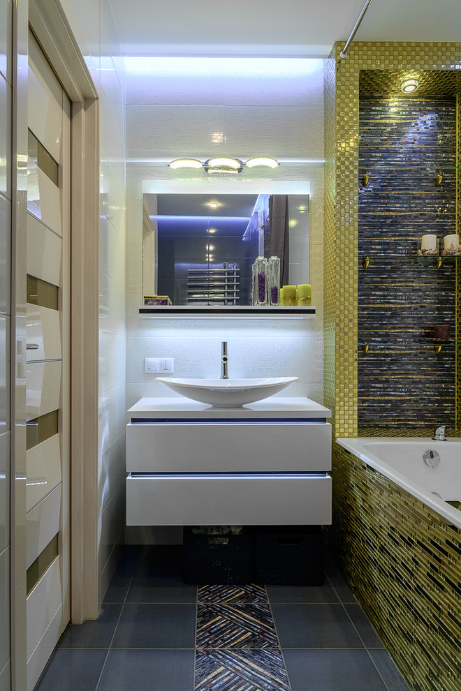 Источник вдохновения для домашнего уюта: маленькая ванная комната в современном стиле с плоскими фасадами, белыми фасадами, ванной в нише, душем над ванной, настольной раковиной и зеркалом с подсветкой для на участке и в саду