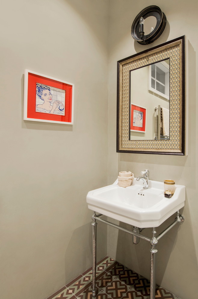 Foto di un bagno di servizio minimal con pareti grigie e lavabo a consolle