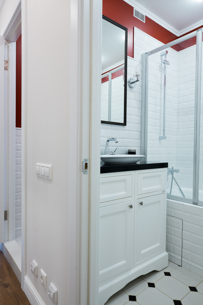 Идея дизайна: главная ванная комната в скандинавском стиле с фасадами с утопленной филенкой, белыми фасадами, ванной в нише, душем над ванной, красными стенами, настольной раковиной и черной столешницей