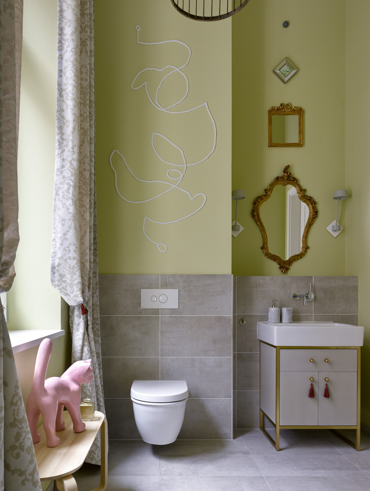Foto di una stanza da bagno per bambini eclettica con ante grigie, piastrelle grigie, pareti verdi, un lavabo, mobile bagno freestanding, ante lisce, lavabo a consolle e pavimento grigio