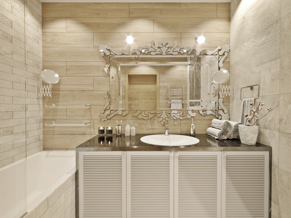 На фото: ванная комната в современном стиле с акцентной стеной