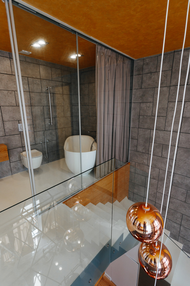 Exempel på ett modernt en-suite badrum, med grå väggar och vitt golv