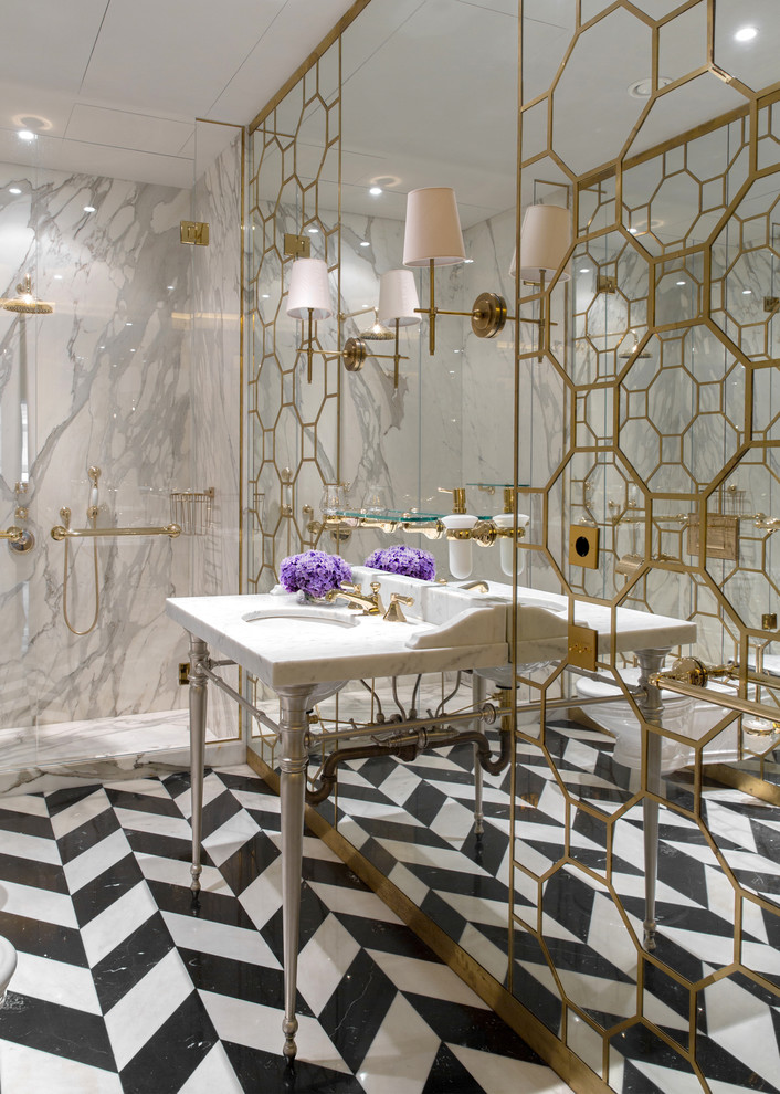 Imagen de cuarto de baño tradicional renovado con baldosas y/o azulejos grises, aseo y ducha, lavabo tipo consola y suelo multicolor