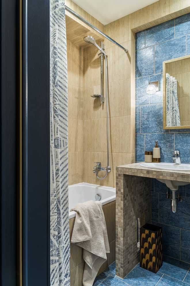 Ejemplo de cuarto de baño principal contemporáneo con bañera empotrada, combinación de ducha y bañera, baldosas y/o azulejos azules, baldosas y/o azulejos beige, lavabo encastrado, suelo azul y ducha con cortina