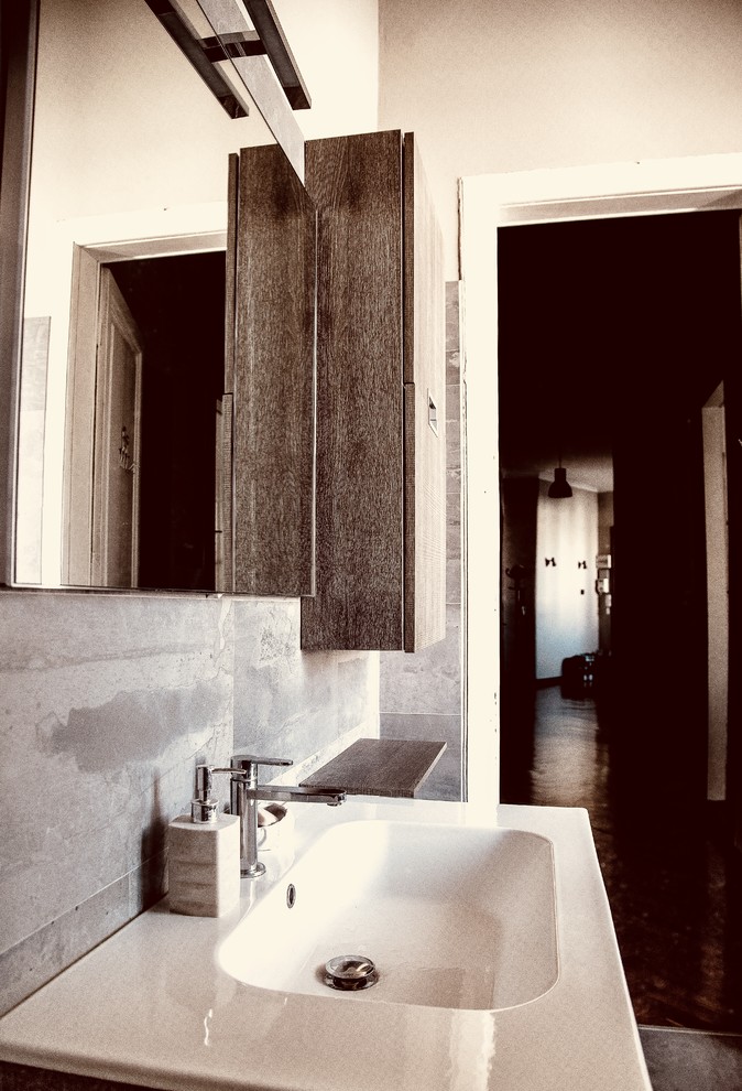 Exempel på ett mellanstort klassiskt badrum med dusch, med skåp i mellenmörkt trä, en kantlös dusch, en vägghängd toalettstol, grå kakel, keramikplattor, grå väggar, klinkergolv i keramik, ett nedsänkt handfat, grått golv och dusch med duschdraperi