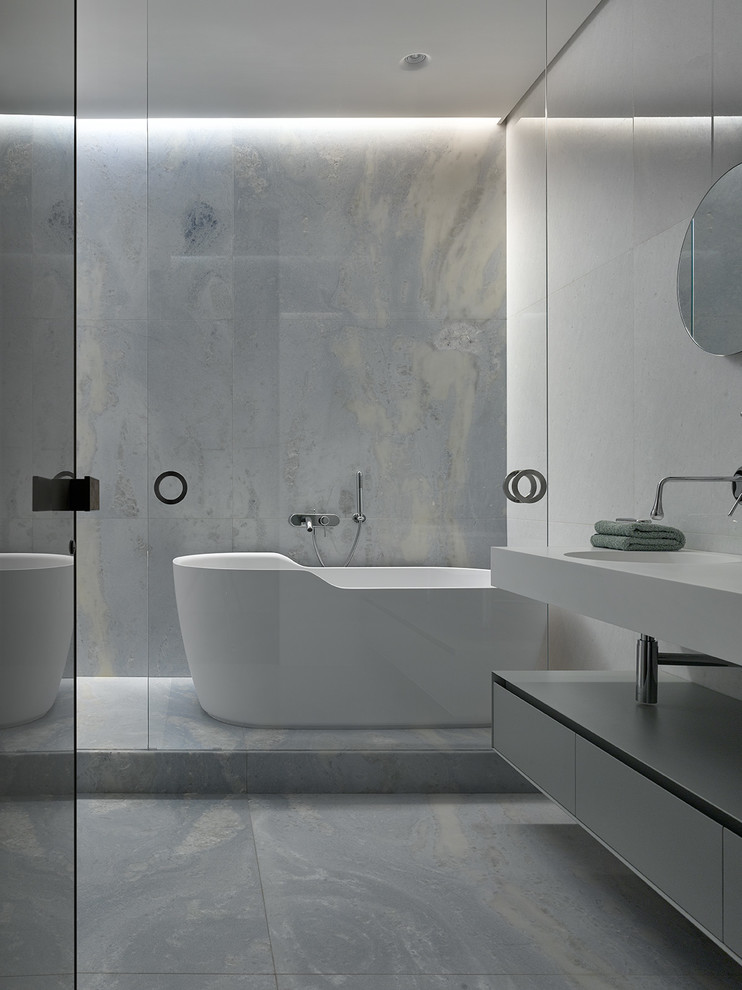 Стильный дизайн: главная ванная комната в современном стиле с плоскими фасадами, белыми фасадами, отдельно стоящей ванной, врезной раковиной, серым полом, мраморной плиткой и мраморным полом - последний тренд
