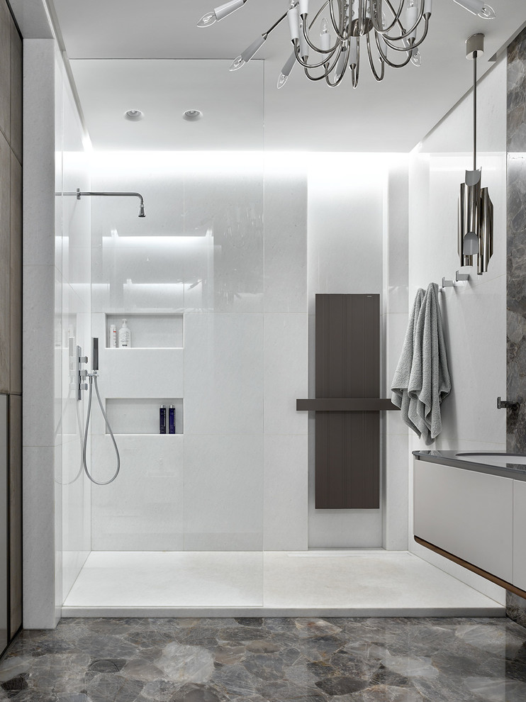 На фото: ванная комната в современном стиле с плоскими фасадами, белыми фасадами, душем в нише, врезной раковиной, белой плиткой, душевой кабиной, разноцветным полом и открытым душем с
