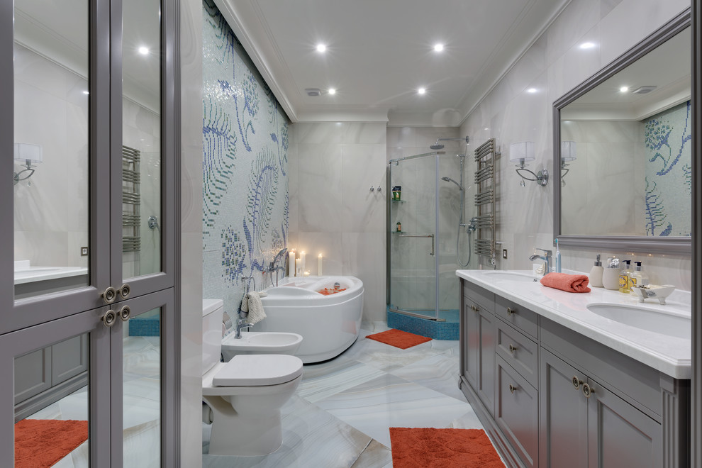 На фото: главная ванная комната в современном стиле с фасадами с утопленной филенкой, серыми фасадами, угловым душем, раздельным унитазом, синей плиткой, серой плиткой, плиткой мозаикой, врезной раковиной и душем с распашными дверями с