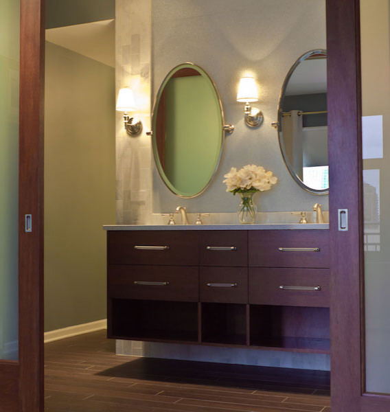 Foto på ett litet vintage vit en-suite badrum, med släta luckor, bruna skåp, beige kakel, beige väggar, klinkergolv i keramik och brunt golv